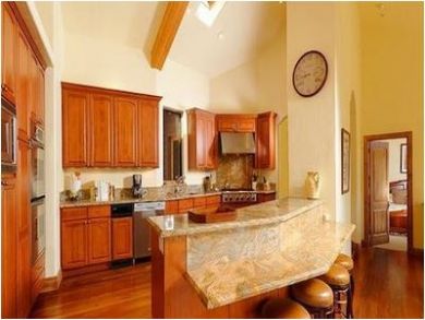 Kitchen with Breakfast Bar