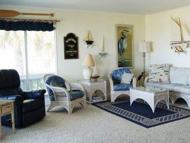 Living Area with Seating for Six