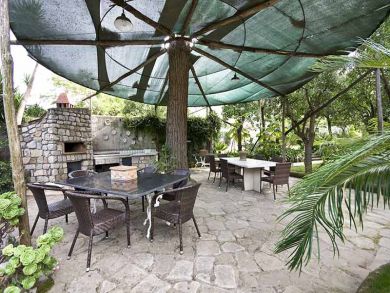 Outdoor Kitchen & Dining Area