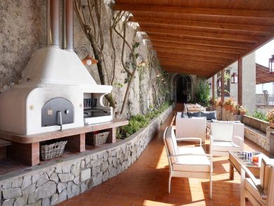 Outdoor Kitchen & Dining Area