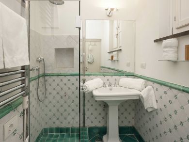  Bathroom with Pedestal Sink & Shower