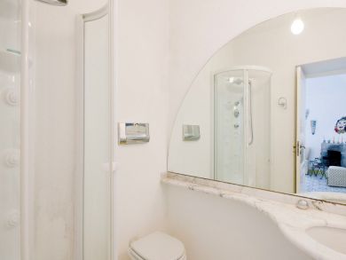 Bathroom with Jacuzzi Jet Shower