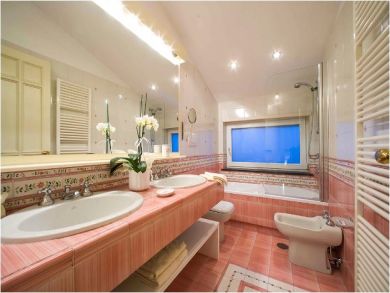 Bathroom with Shower in Tub