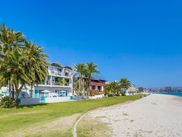 Mission Beach Four Bedroom Condo with Great Views