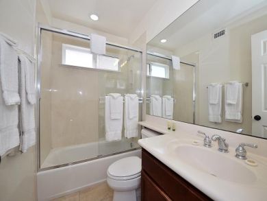 Bedroom with Shower in Tub