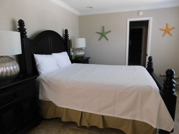 Beach Condo 2 Bedrooms in Bradenton Beach Sleeps 4 Guests