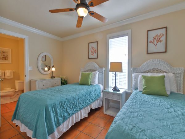 Bradenton Beach Two Bedroom Vacation Condo - Communal Pool