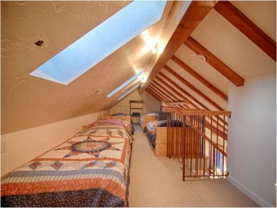 Loft with Five Twin Beds Loft with Five Twin Beds