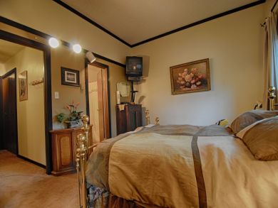 Master Bedroom with Queen Bed