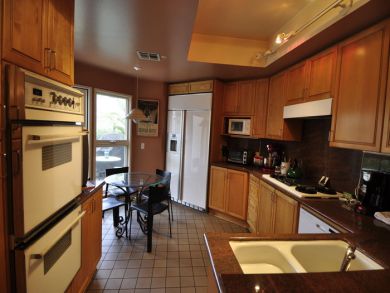Equipped Kitchen with Breakfast Table Equipped Kitchen with Breakfast Table