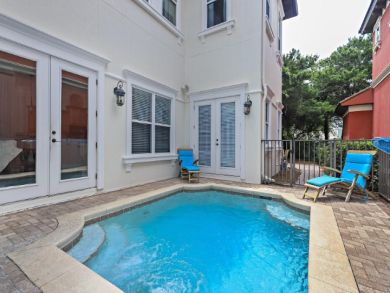 Beautiful 4 Bedroom Home Sleeps 10 Guests with Private Pool