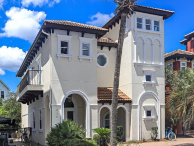 Beautiful 4 Bedroom Home Sleeps 10 Guests with Private Pool