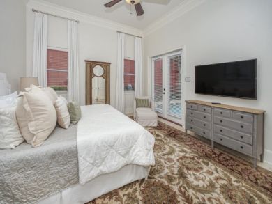 Beautiful 4 Bedroom Home Sleeps 10 Guests with Private Pool