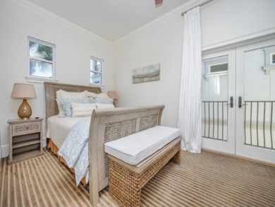 Beautiful 4 Bedroom Home Sleeps 10 Guests with Private Pool