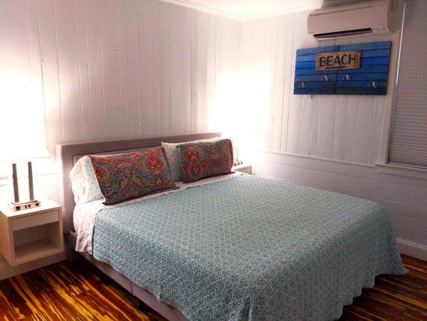 Charming Two Bedroom Siesta Key Cottage 100 yards to Beach