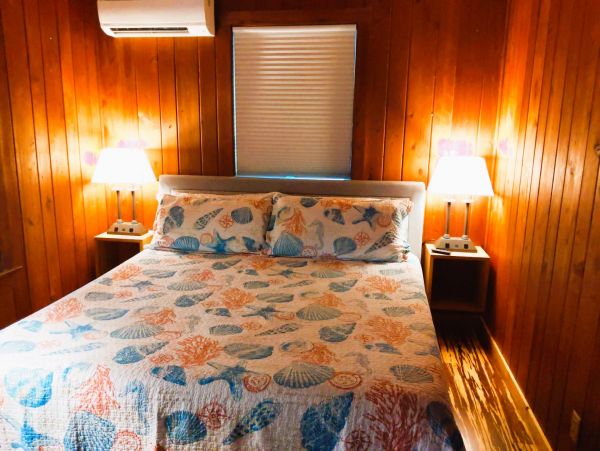 Charming Two Bedroom Siesta Key Cottage 100 yards to Beach