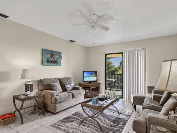 Charming Vacation Condo on Holmes Beach Sleeps Six