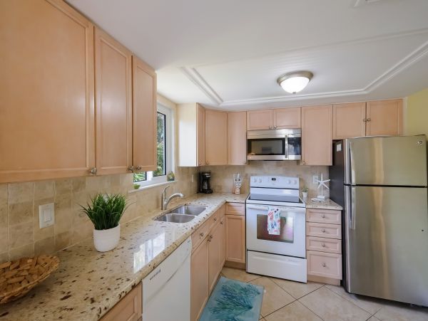 Private Pool Two Bedroom Vacation Getaway 2.5 Blocks to Beach in Holmes Beach