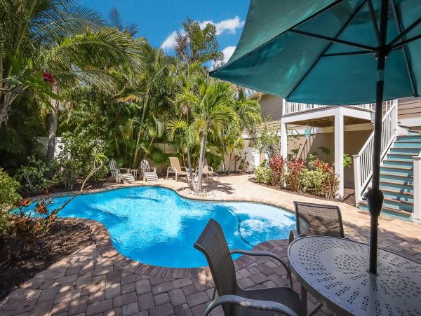 Private Pool Two Bedroom Vacation Getaway 2.5 Blocks to Beach in Holmes Beach