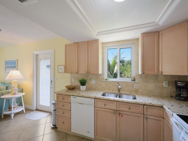 Private Pool Two Bedroom Vacation Getaway 2.5 Blocks to Beach in Holmes Beach