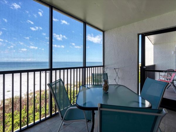 Beach Front Two Bedroom Condo in Boca Grande Sleeps 6 Guests
