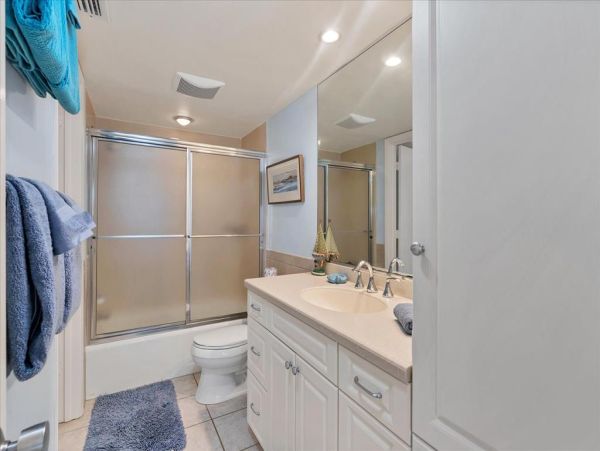 Beach Front Two Bedroom Condo in Boca Grande Sleeps 6 Guests