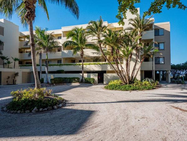 Beach Front Two Bedroom Condo in Boca Grande Sleeps 6 Guests