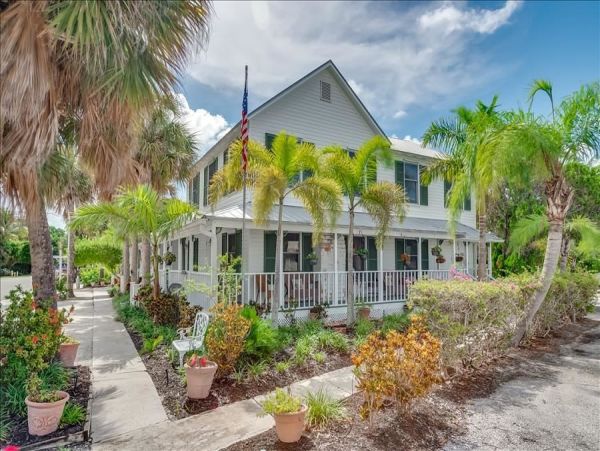 Vacation Condo in Boca Grande Short Walk to Beach Sleeps 2