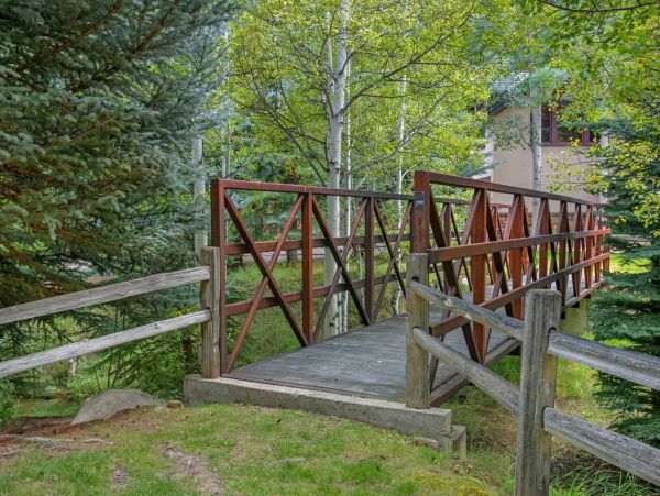 Arrowhead Vacation Home Five Bedroom