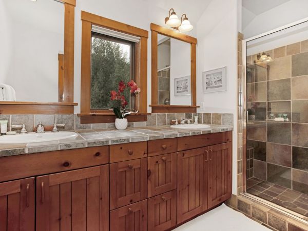Arrowhead Vacation Home Five Bedroom