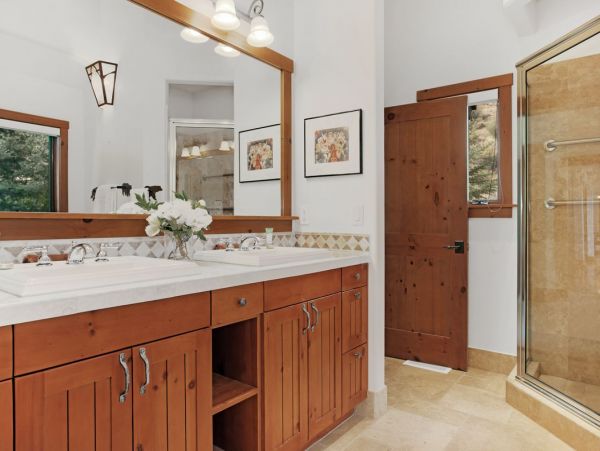 Arrowhead Vacation Home Five Bedroom