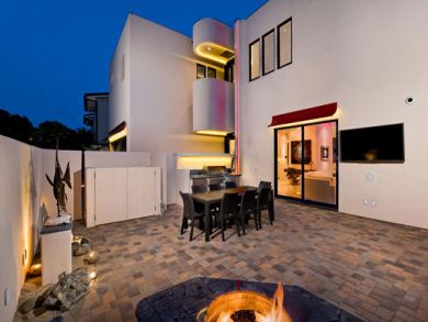 Outdoor Kitchen & Dining Area Outdoor Kitchen & Dining Area