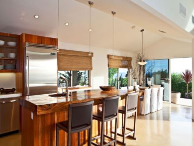 Equipped Kitchen with Breakfast Bar