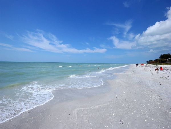 Beautiful Sanibel Vacation Condo with Pool & Beach Access