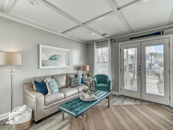 Beautiful 3 Bedroom Home with Private Pool in Destin