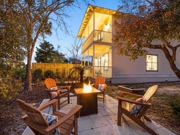 Beautiful 3 Bedroom Home with Private Pool in Destin