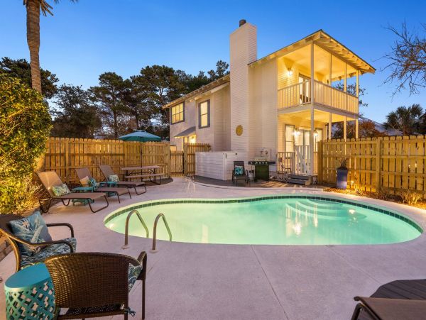 Beautiful 3 Bedroom Home with Private Pool in Destin