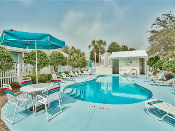 Beautiful 3 Bedroom Home with Private Pool in Destin