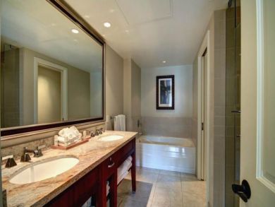 Bathroom 2 with Tub