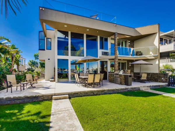 Water Front Four Bedroom Vacation Home Sleeps 10 Guests