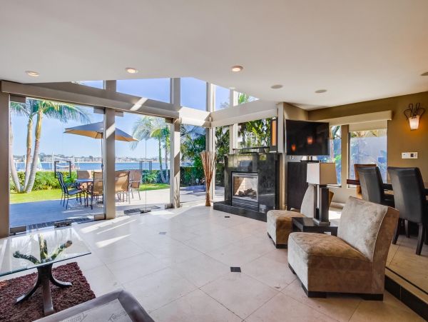 Water Front Four Bedroom Vacation Home Sleeps 10 Guests