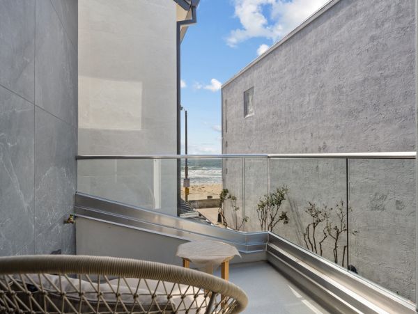 Spectacular Beachfront Rental on the Boardwalk!