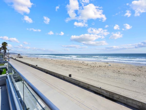 Spectacular Beachfront Rental on the Boardwalk!