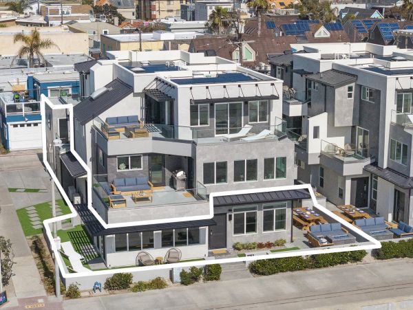 Spectacular Beachfront Rental on the Boardwalk!