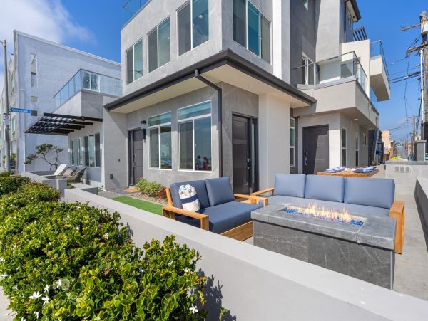 Spectacular Beachfront Rental on the Boardwalk!