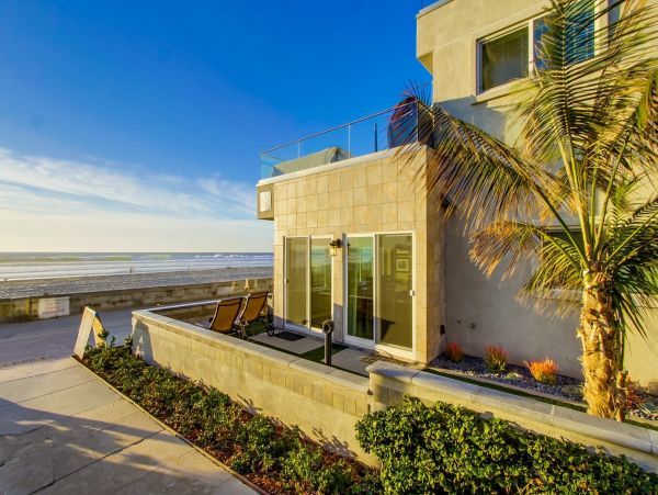 Ocean Front rental Mission Beach Sleeps 10 Guests (or 30 )