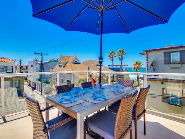 Mission Beach Three Bedroom Home Sleeps 10 Guests with Roof-Top Deck
