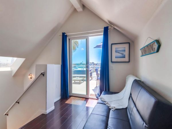 Mission Beach Three Bedroom Home Sleeps 10 Guests with Roof-Top Deck
