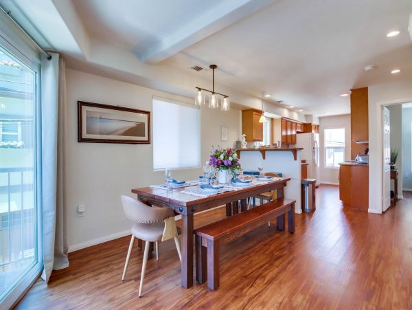 Mission Beach Three Bedroom Home Sleeps 10 Guests with Roof-Top Deck