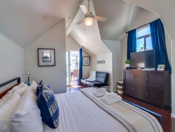 Mission Beach Three Bedroom Home Sleeps 10 Guests with Roof-Top Deck